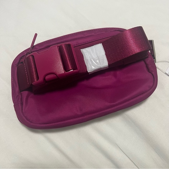 đ Lululemon Everywhere Belt Bag - Wild Berry - Picture 2 of 5